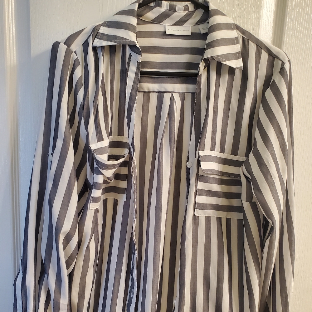 NY & Co. Button down striped blouse NWOT 👚